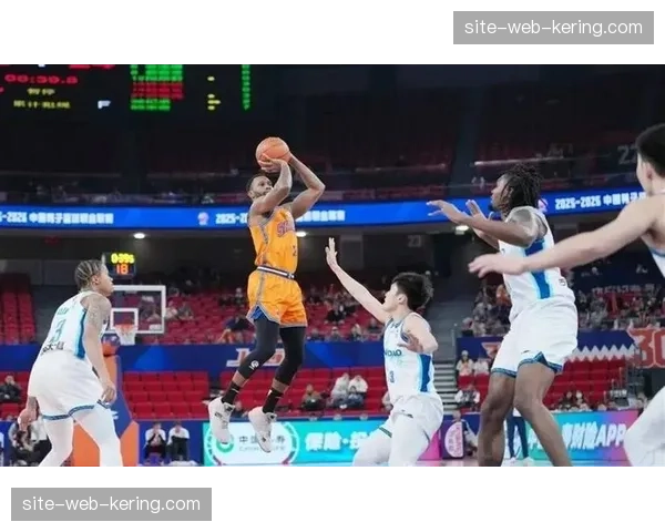 上海三分16中3仍逆转青岛 怀特塞德14分26板4帽防守定乾坤